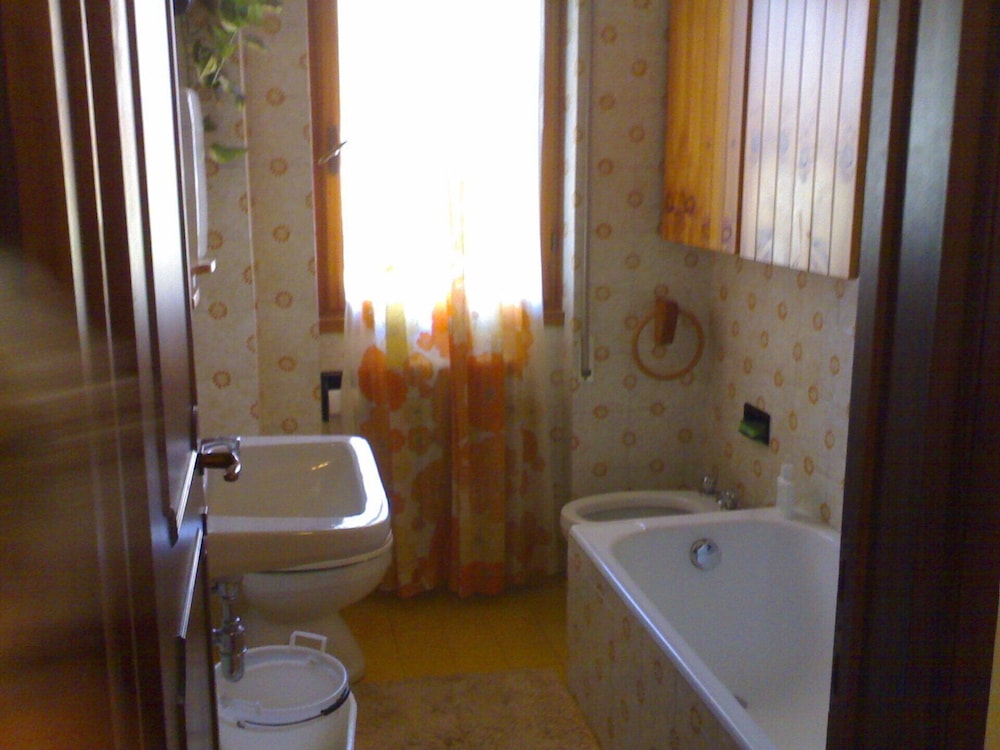 6guests-skiing-mountainviews-fireplace-freeparking view 5