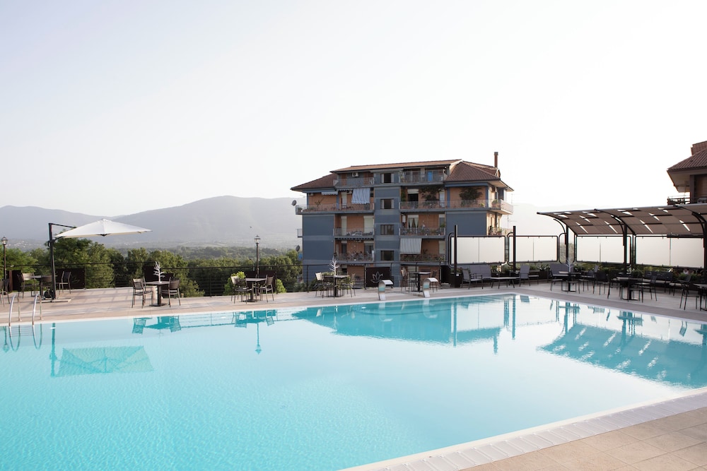 Lual Bleisure Hotel