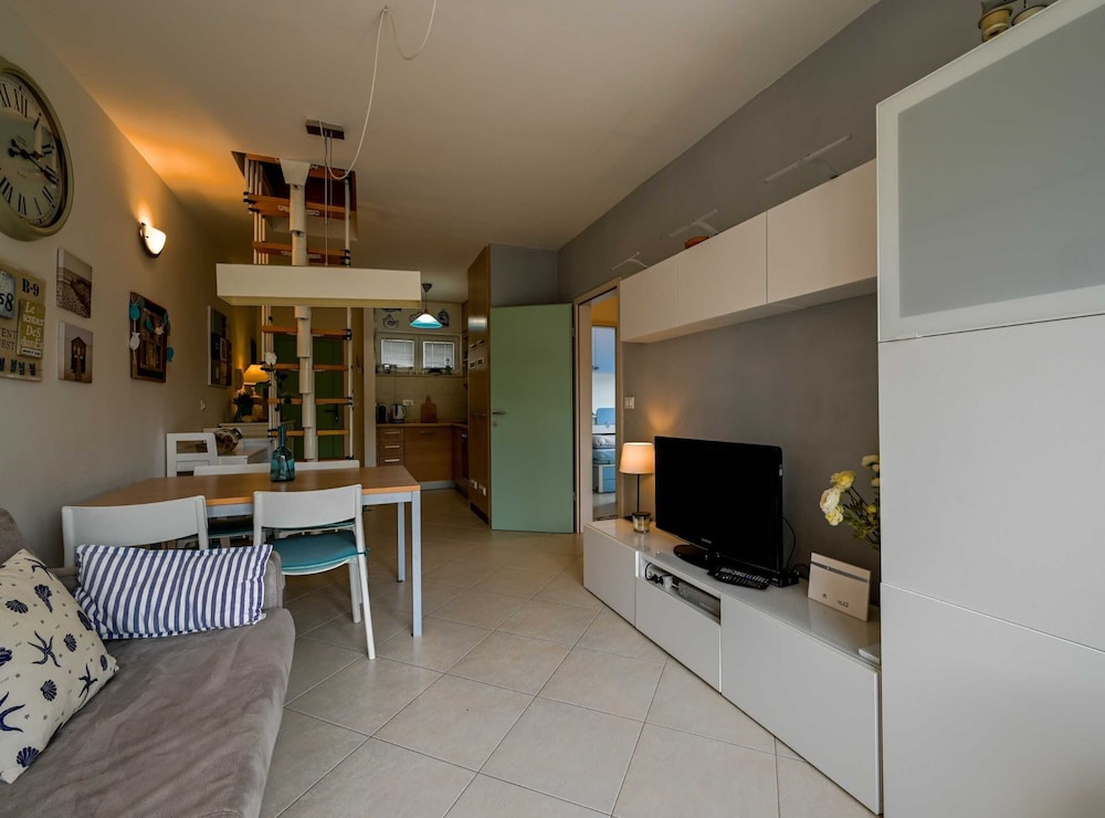 Scenic and Refined Retreat Apartment With Balcony