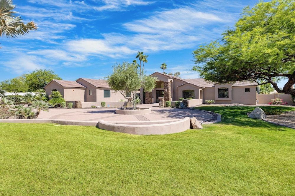 Luxe Scottsdale Oasis With Pool, Hot Tub, Firepit and Outdoor Lounge Avantstay