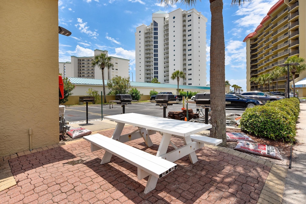 Summerhouse by Book That Condo