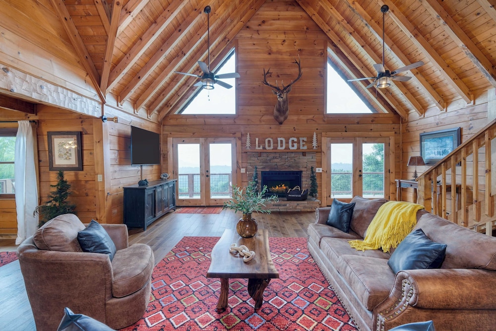 Big Bear Lodge by Avantstay Smoky Mountain Views, Hot Tub, Theater & Game Room