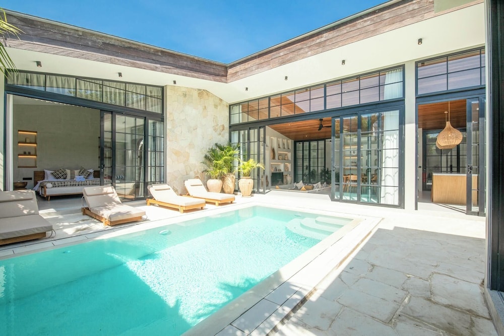 Stylish 5BR Boho Hideaway, 5 Minutes Bingin Beach
