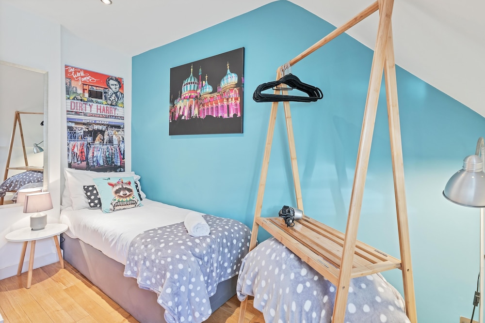 Majestic Mews Apartment with Free Parking | By My Getaways