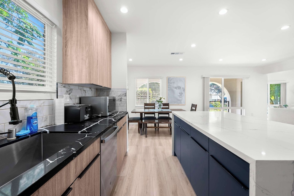 Not Affected by the Fire/spacious Modern Retreat w Luxury Amenities & Style