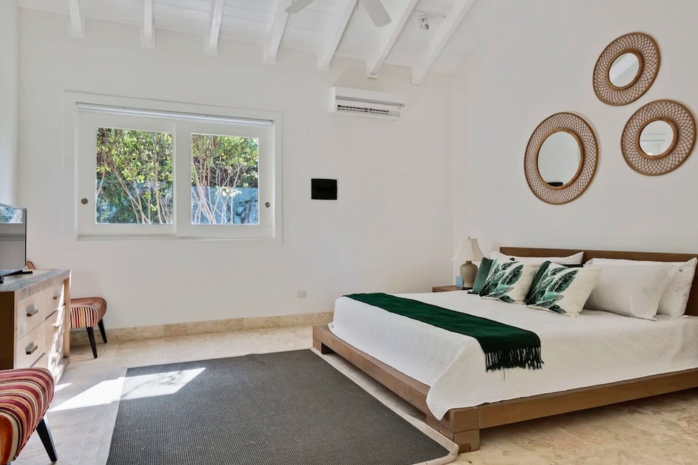 Oceanfront Golf Course Estate w Pool Guest House