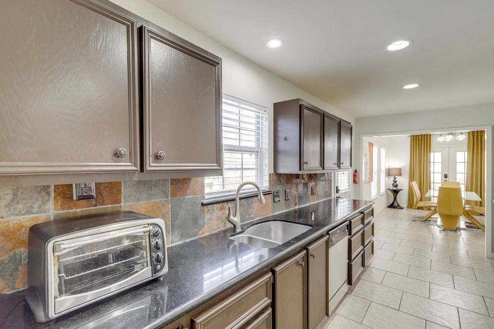 Pool Table & Patio w/ Bar: Spacious Houston Gem!