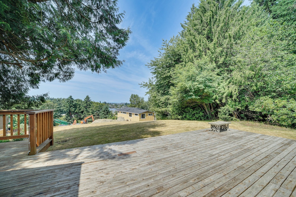 1/2 Mi to Yarrow Bay: Family Home in Kirkland