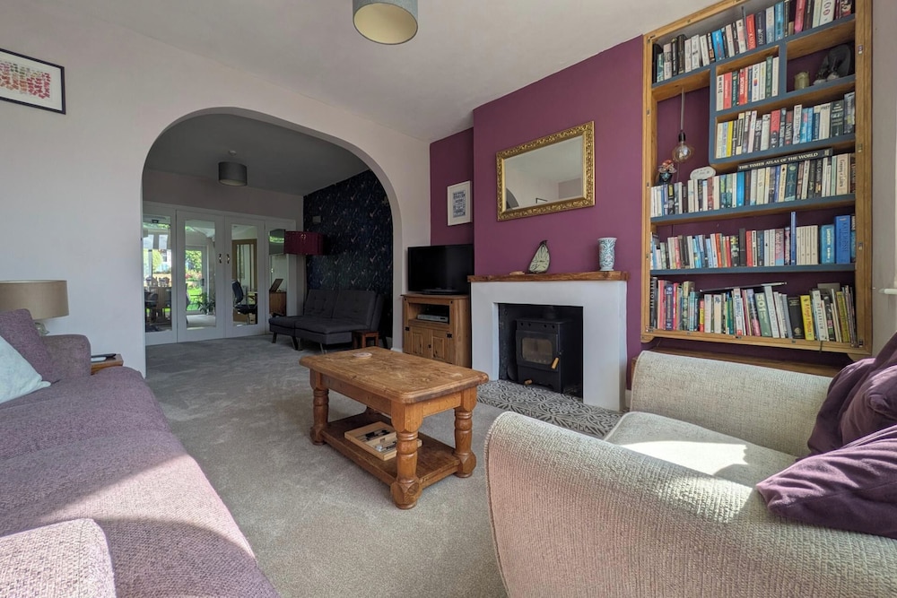 Cherry View House. 3-beds - Sleeps up to 8, Garden & Parking. Short Stays of all Types Welcome