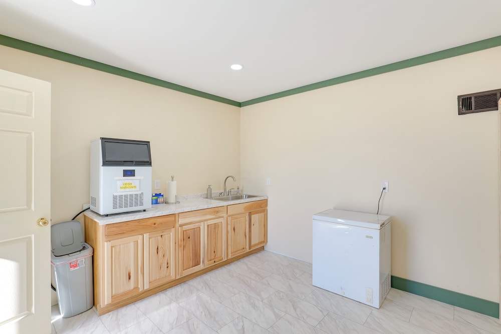 9 Mi to Lake Carlsbad: Pet-friendly Apt