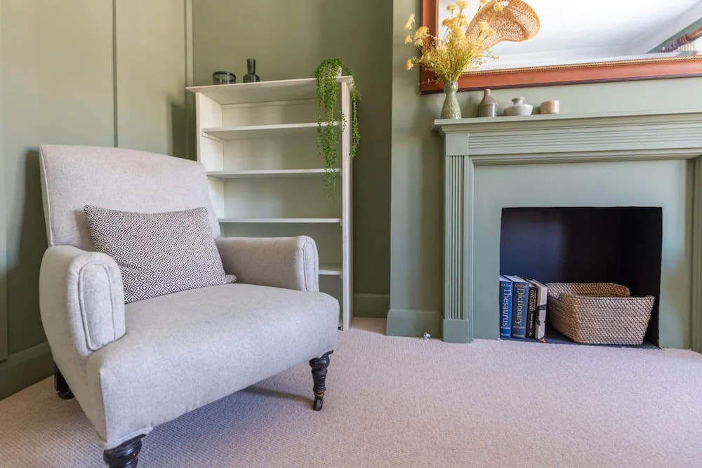 Luxuriously Designed 3 Bedroom Apartment in Clapham