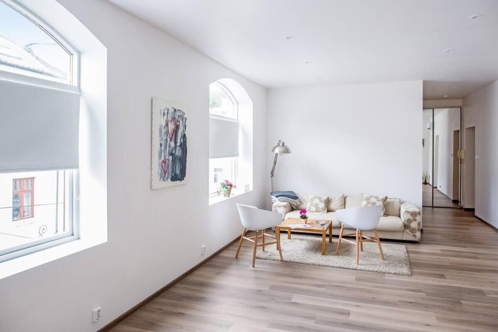 Family Friendly, Free Parking Space, Short Walk to Brosundet