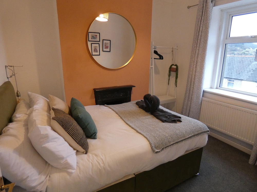 Comfy 3 Bedroom Cottage in Calm Location view 5