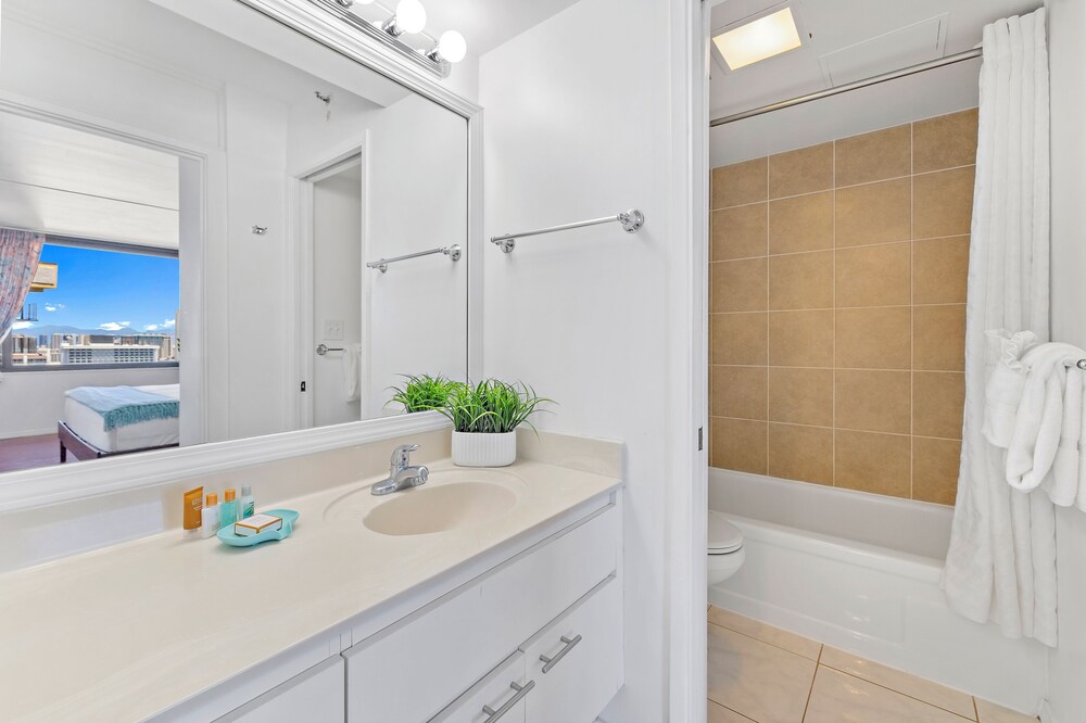 High Floor Ocean View Condo (King Bed and Parking): bathroom photo