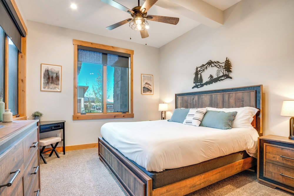 Modern Elk Creek Condo w/ Hot Tub & Heated Floors