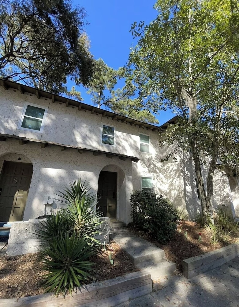 Bright 2BR Townhome Pool & Beach Minutes Away