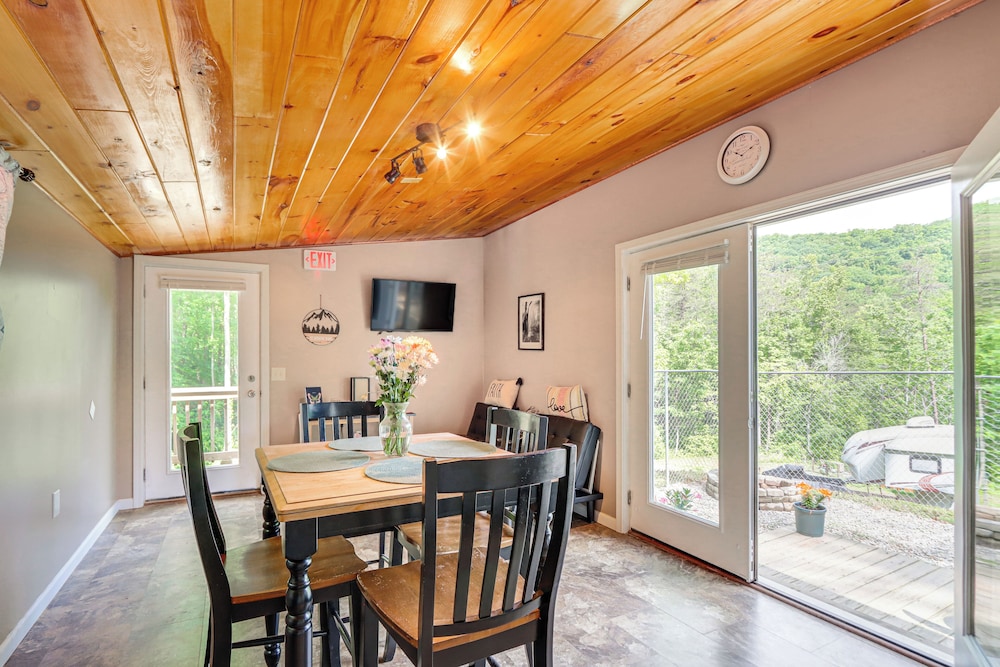 Cozy + Convenient Blairsville Cabin w/ Deck!