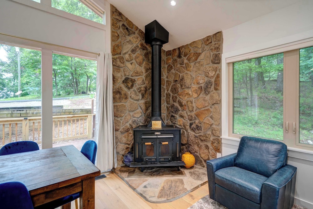 Mountain Views in Private Lake and Golf Community!