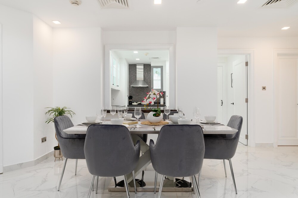Whitesage - Fully Renovated Spacious 2BR Apt. with Burj Views photo 3