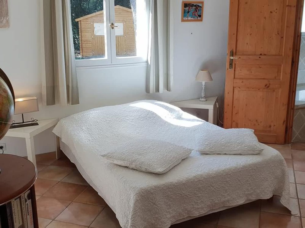 Villa in an Idyllic and Relaxing Setting Near Orange