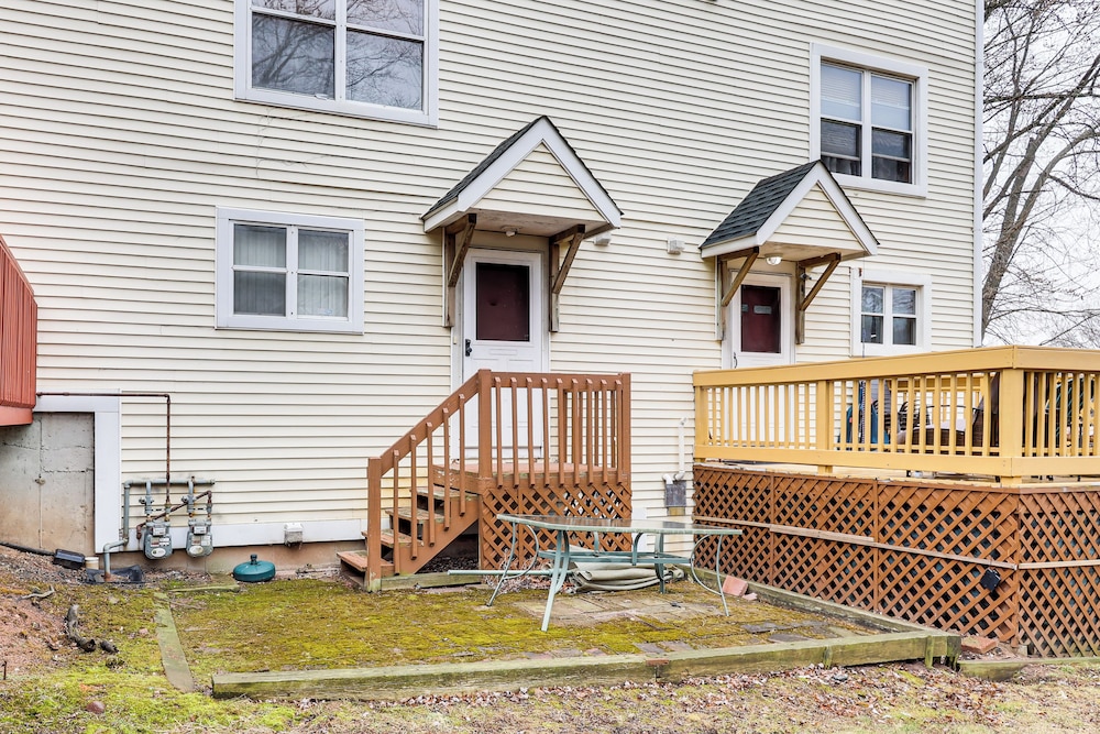 3 Mi to Dtwn New Haven: Colorful Condo w/ Yard!