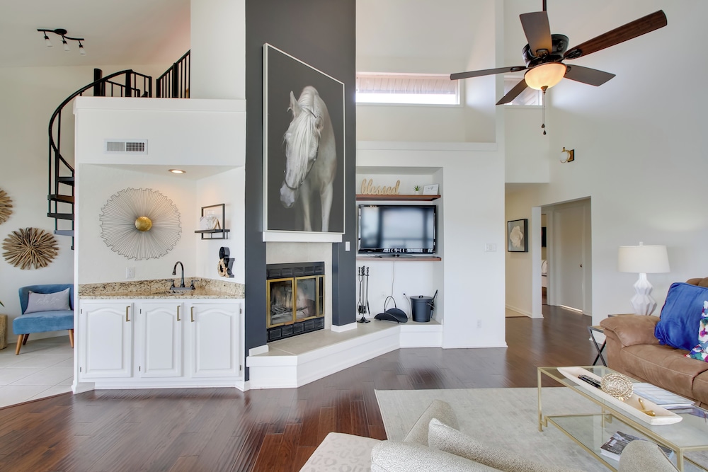Million-dollar Views: Condo on Lake Hamilton!