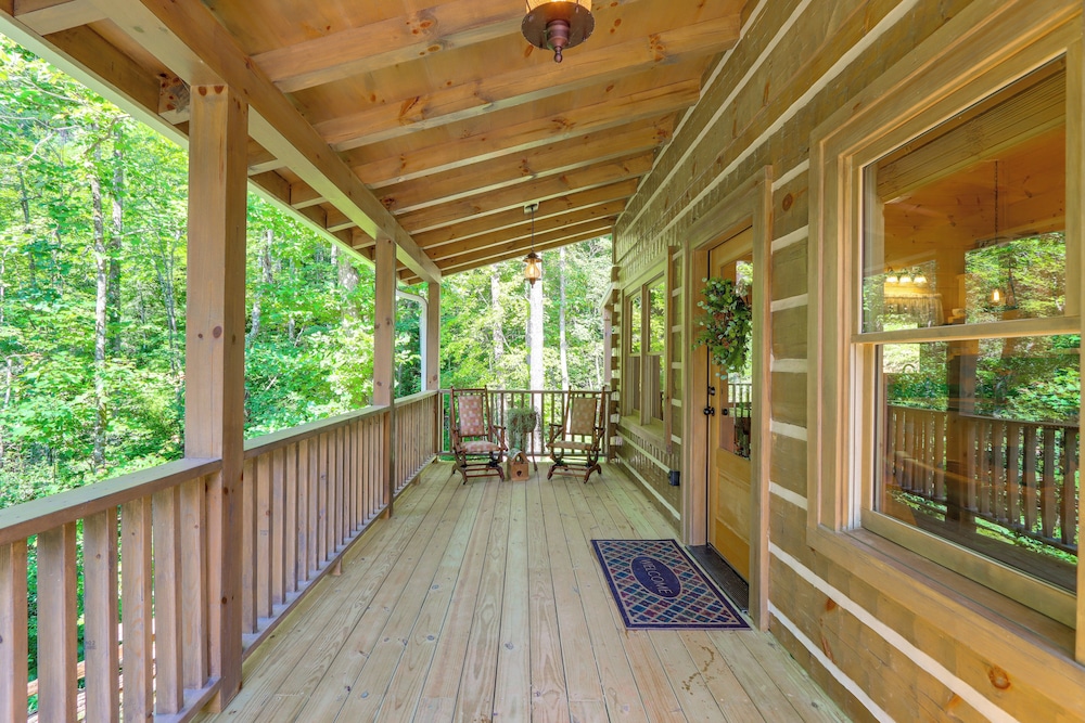 4 Mi to Fall Branch Falls: Peaceful Cabin w/ Deck