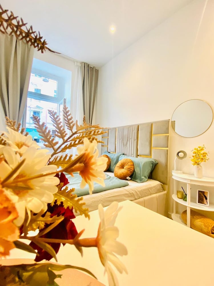 Comfy and Scenic 4BR Stay in Ottakring