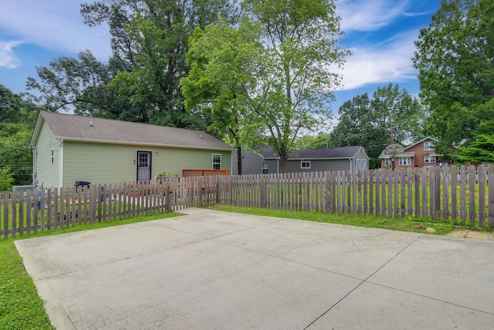 Commuter-friendly Home: 3 Mi to Dtwn Knoxville!