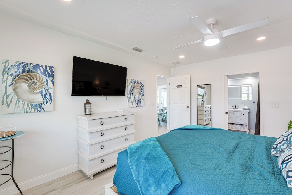 4 Mi to Beach! Furnished Outdoor Oasis in Seminole