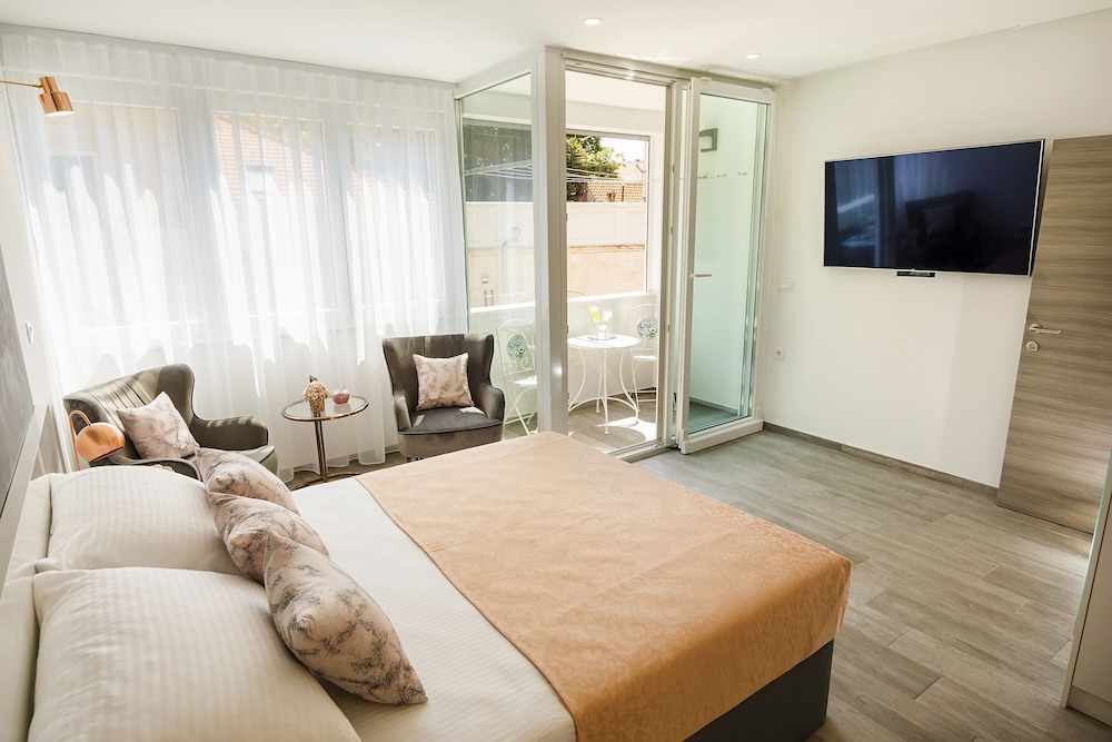 Rose Gold Rooms & Studio With Balcony view 4