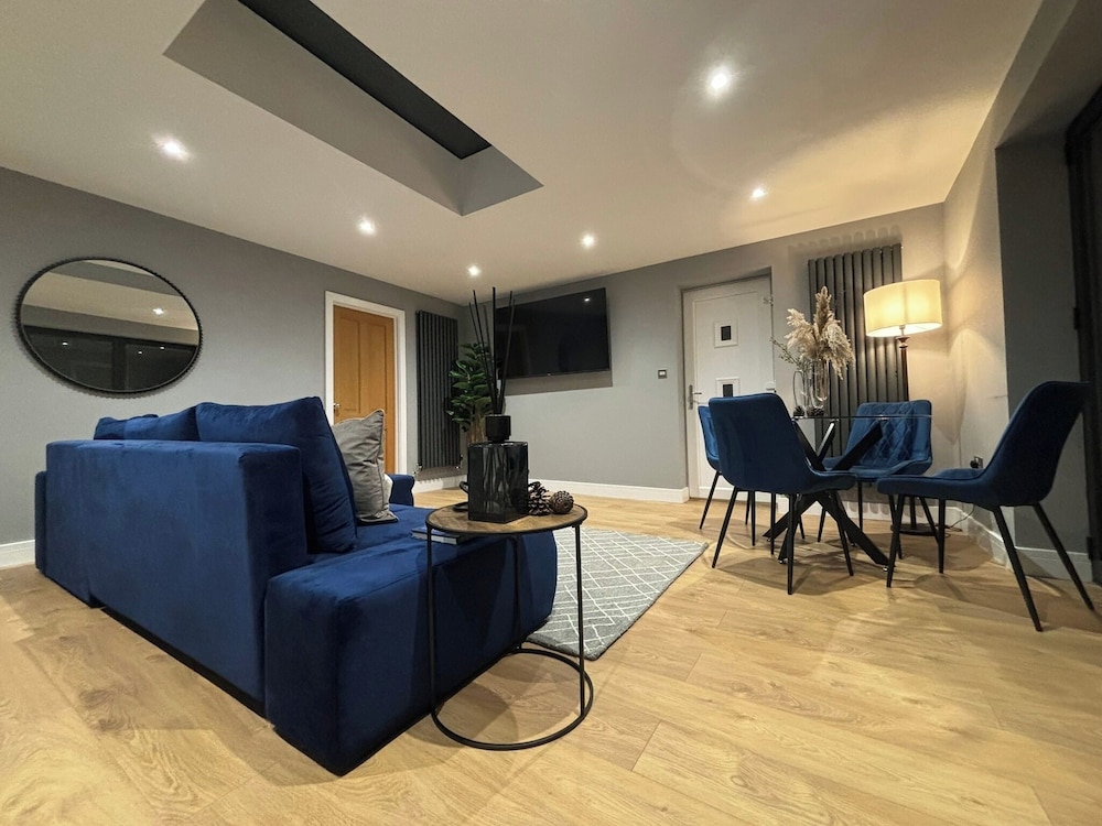 Sheffield-apartment-sleeps4-parking-hottub