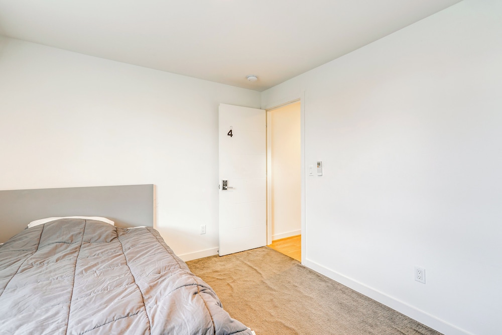 Walk to UW: Townhome w/ Rooftop Patio!