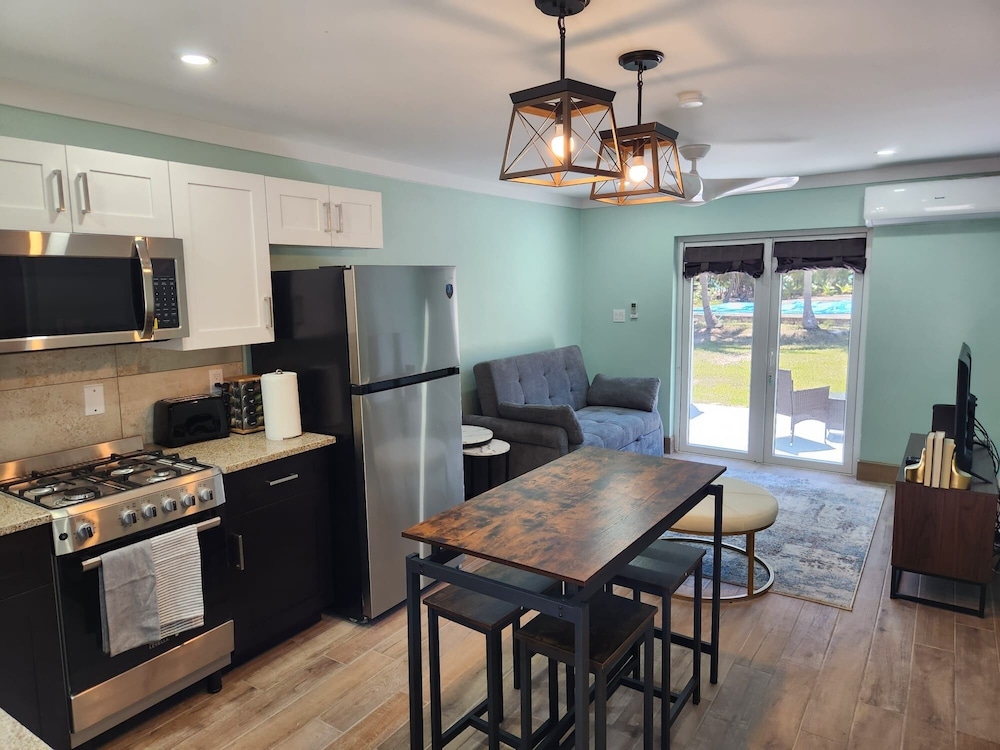 By The Bay - Brand New Apartment, Steps To The Sea, Walk To Town 1 Bedroom Apts