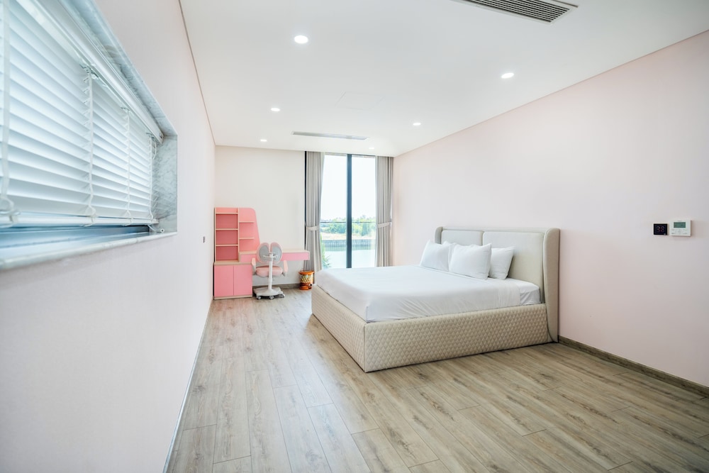 Deluxe Riverfront Pool Villas Danang