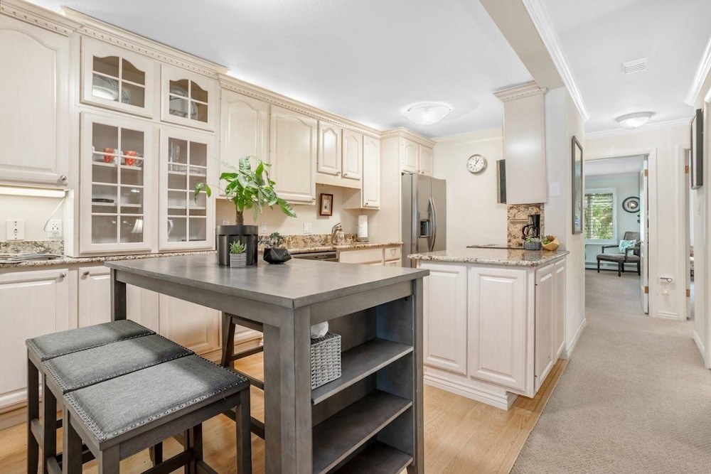 Convenient 2 Bedroom Condo in Vail Near Golden Peak Lift - Walk to Shops, Skiing & More
