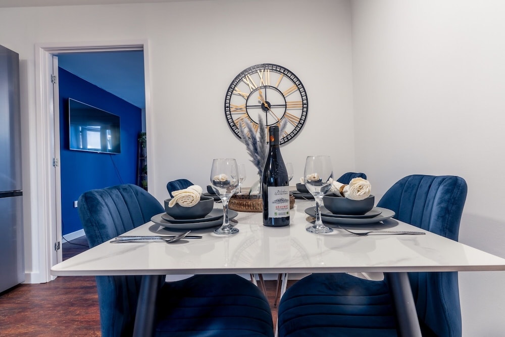 Stylish 3-bedroom House With Parking - Sleeps 6