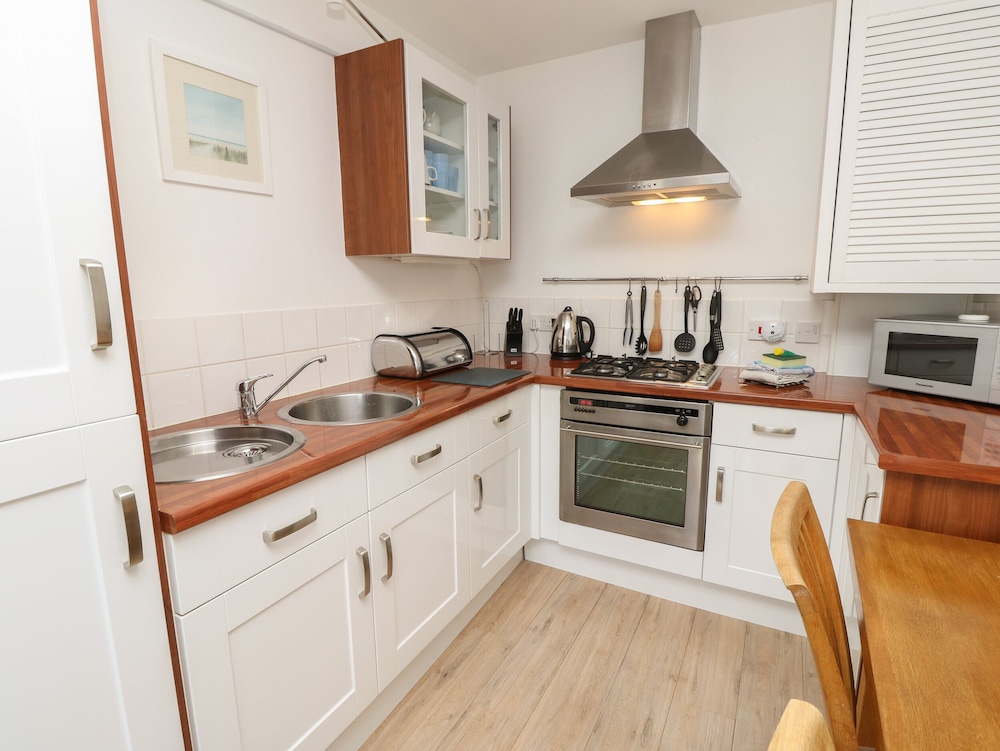 8 Munday Cottages