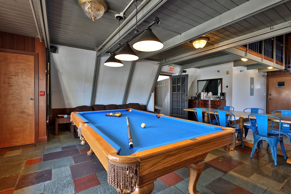 Rent An Inn! Takeover The Birch Ridge W/ Your Group. Mountain Lodge: 11 Rooms, Bar, Fireplace. 28ppl 11 Bedroom Home