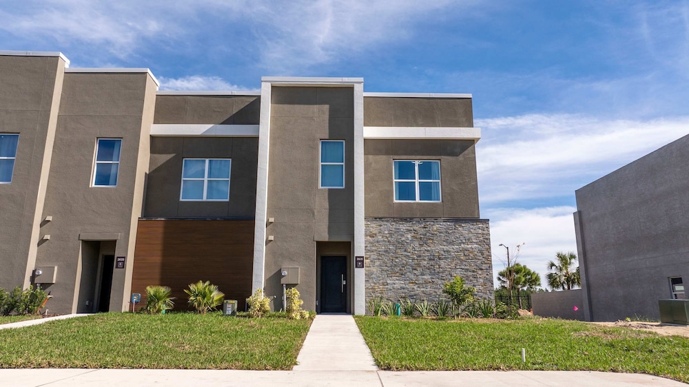 Contemporary 4BR Getaway Minutes From Disney