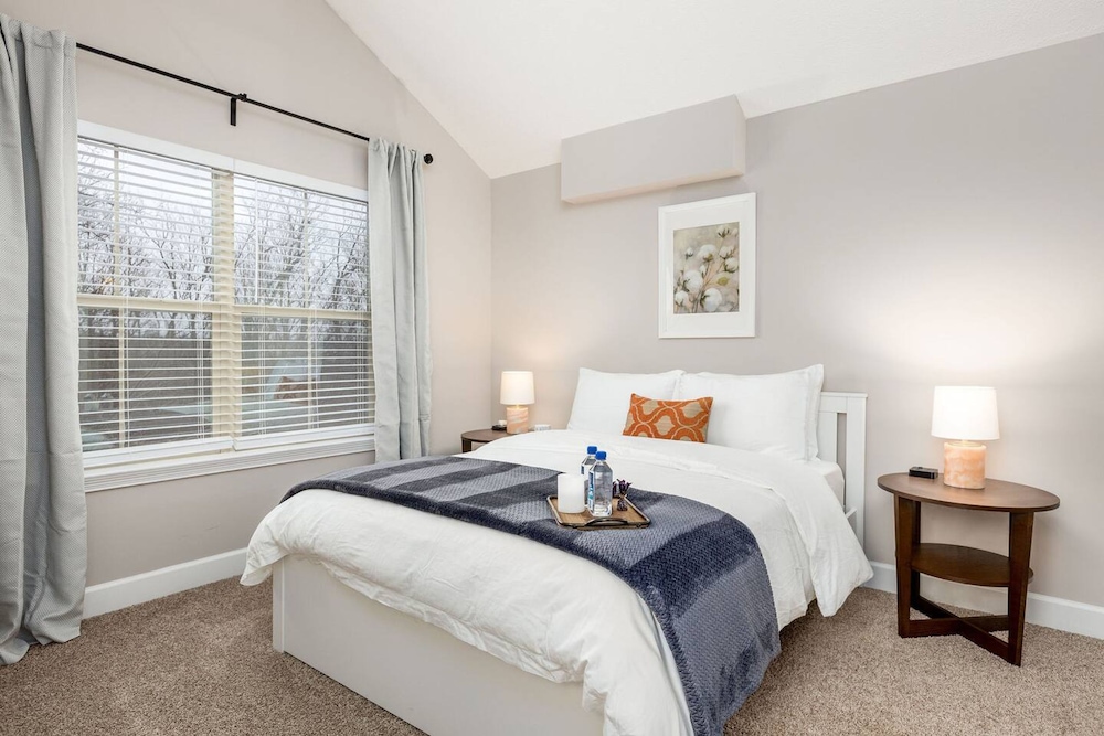 Woodland Penthouse 2BR W D Pool Gym Walkable