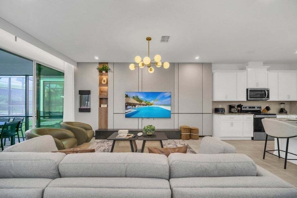 Private Pool, Spa, Movie Theater Room For Family! 7 Bedroom Villa