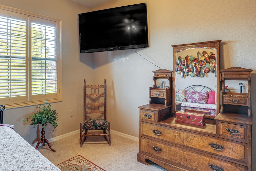 Stay, Work & Golf! Prescott Condo w/ WFH Setup