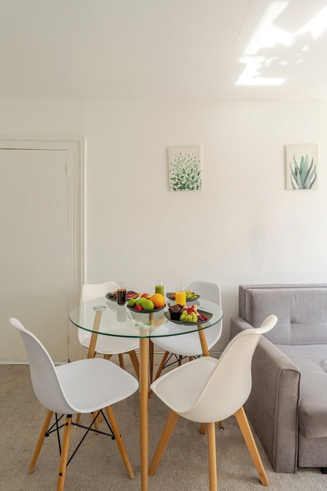 London Oasis Retreat - 2 Bedroom Apartment