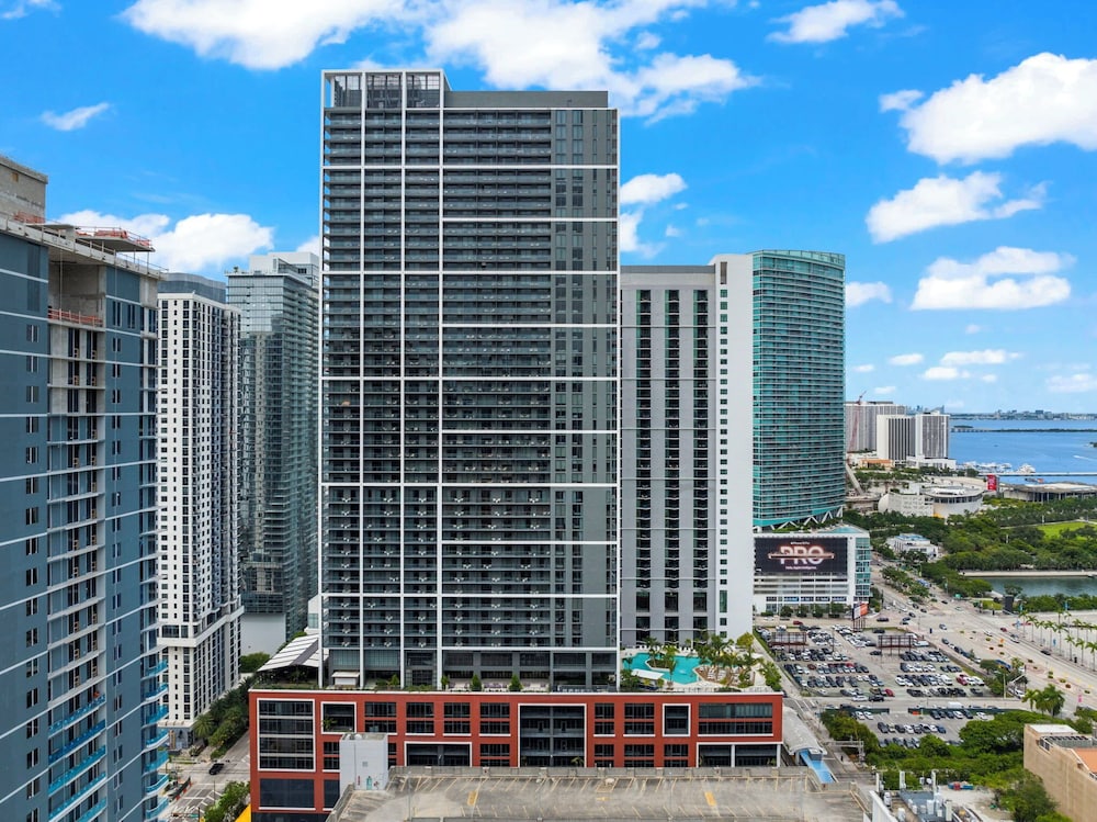 Lux Studio W City Views and Pool
