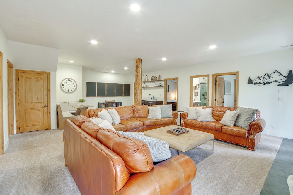 Hot Tub, Game Room! 3-story Brian Head Home