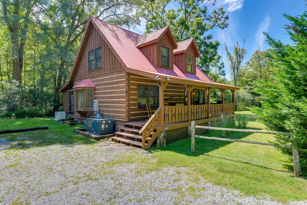 Cabin w/ Hot Tub + Fishing Pond in Del Rio!