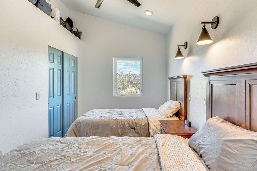 Stargazer's Delight: Mtn-view Pearce Home w/ Deck!