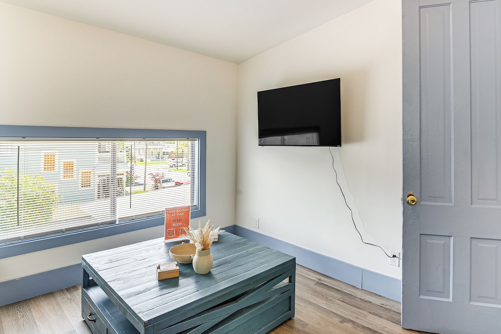 < 1/2 Mi to The Strand: Historic Galveston Apt!
