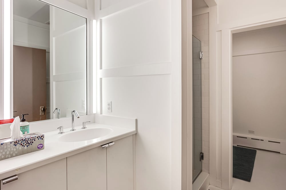 Group-friendly Newbury Stunner: Home Gym, Hot Tub!